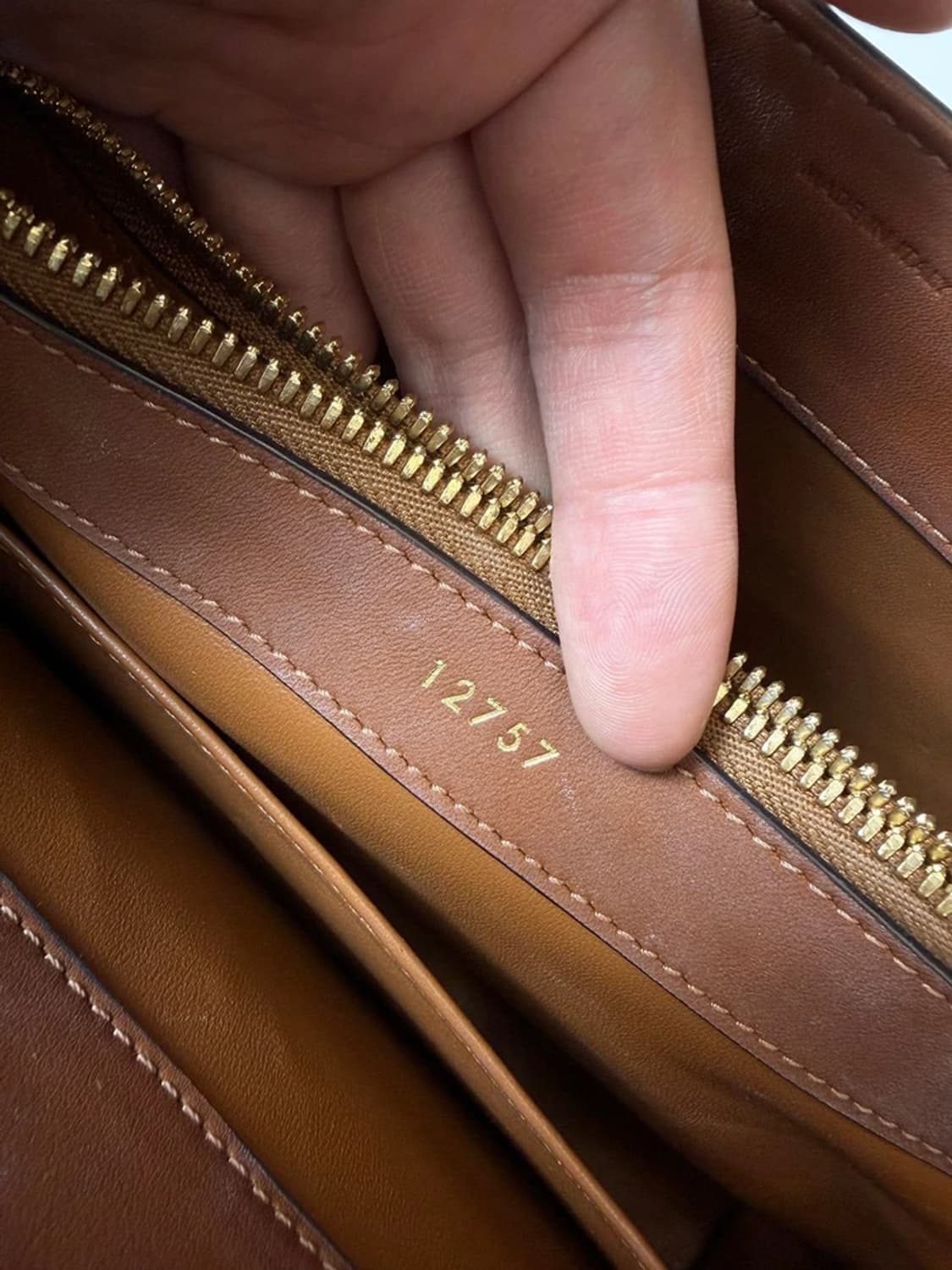 셀린느 클래식 16 백 내추럴 미디움 카프스킨 탠 숄더백 Q1529 상품이미지8