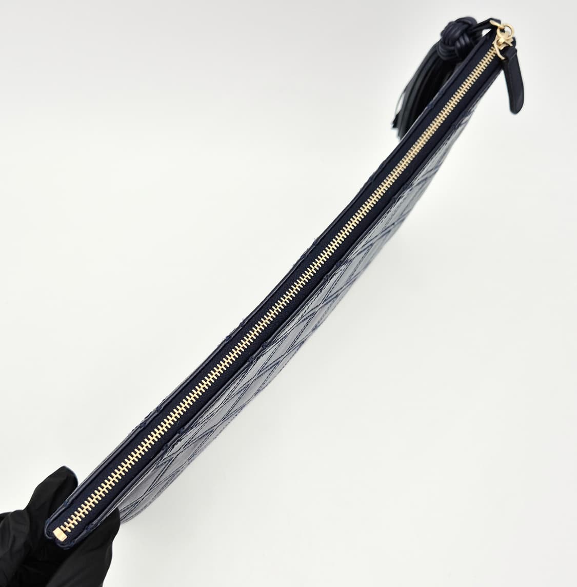 샤넬 클래식 테슬 퀼팅 클러치
네이비 금장 A82708
 상품이미지8