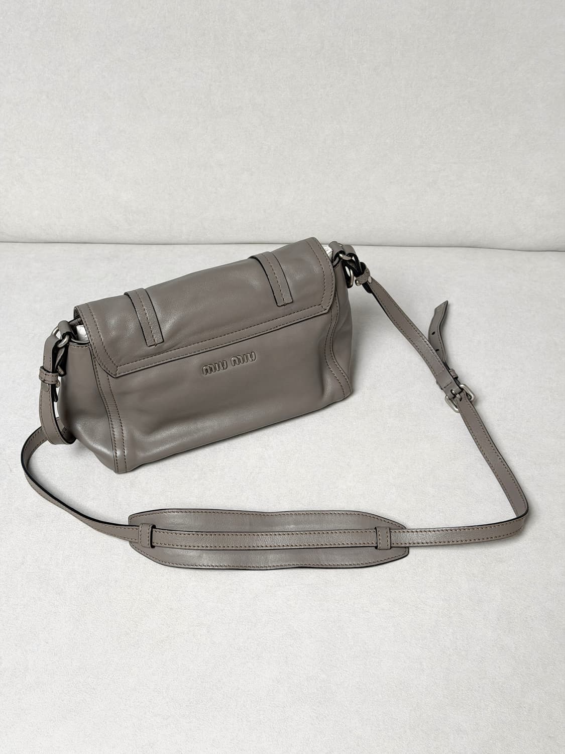 미우미우 시티 카프스킨 로고 락 플랩 크로스백 상품이미지4