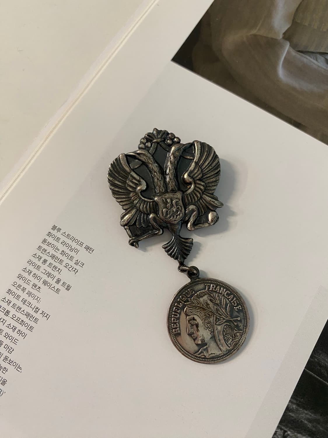 빈티지 메달 드롭 브로치 상품이미지2