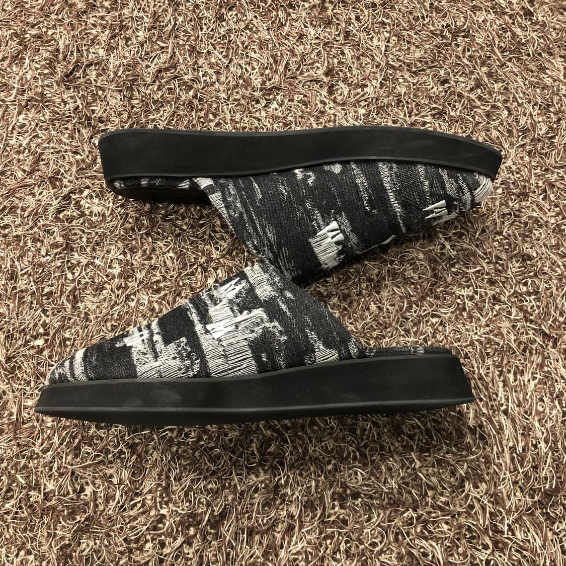 마뗑킴 마틴 심볼 플랫 뮬 슬리퍼 상품이미지2