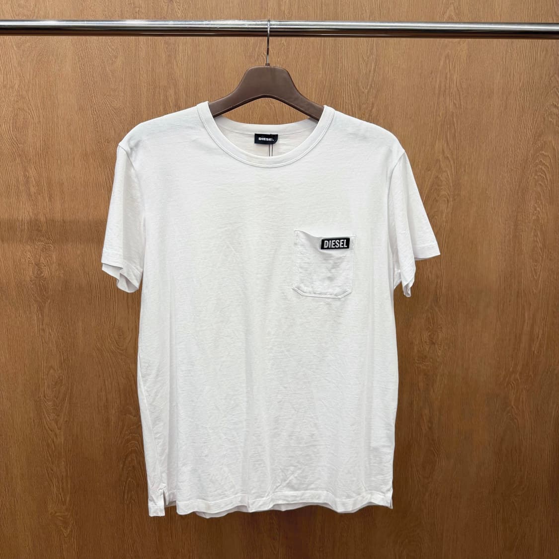 디젤 코튼 라운드넥 반팔 티셔츠 포켓 로고 패치 디테일 화이트 상품이미지2