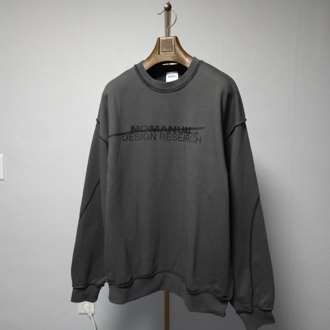 L ) 노매뉴얼 언발란스 오버핏 맨투맨 차콜 상품이미지1