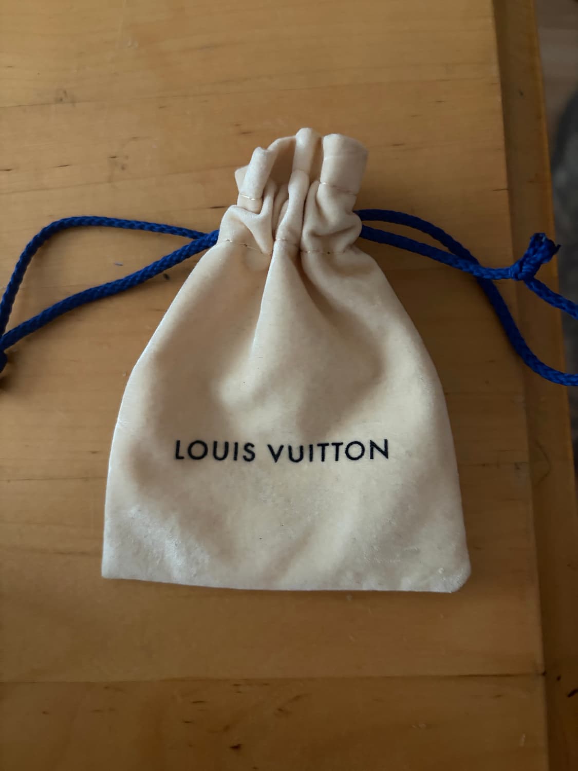 루이비통 (Louis Vuitton) 에센셜 V 목걸이 상품이미지1