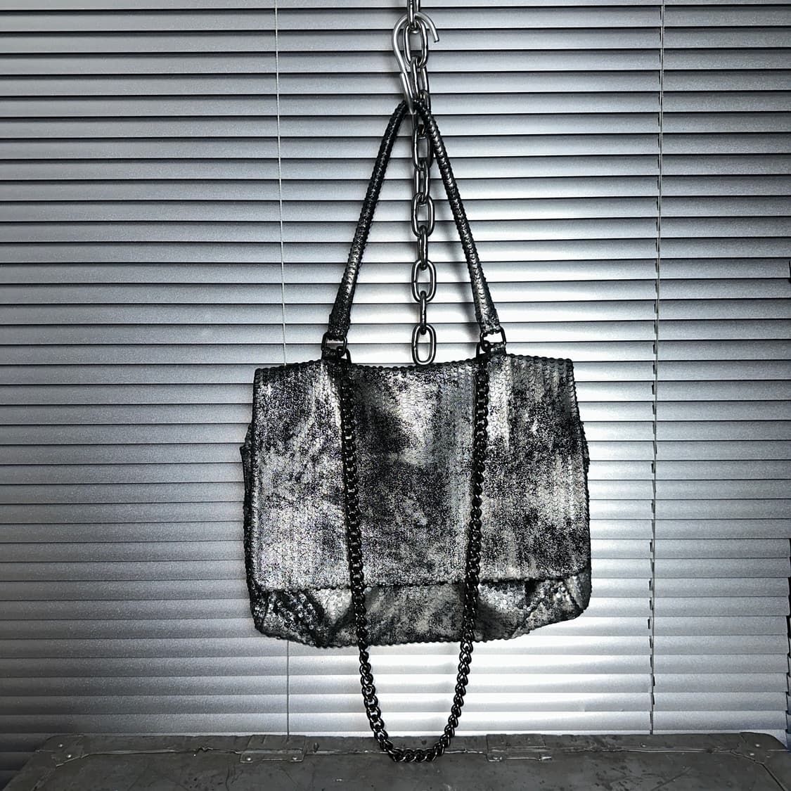 00s 메탈릭 실버 퍼포레이티드 레더 슬라우치 가죽 백 상품이미지2