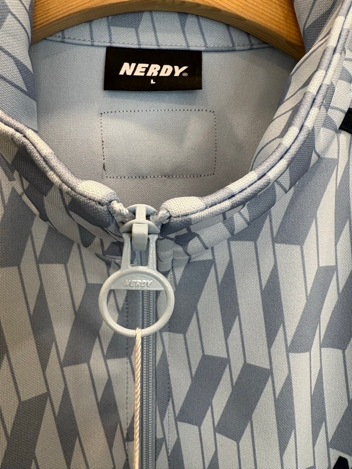 새상품> 널디(NERDY) 심볼 패턴 트랙 탑 저지 스카이블루 상품이미지4