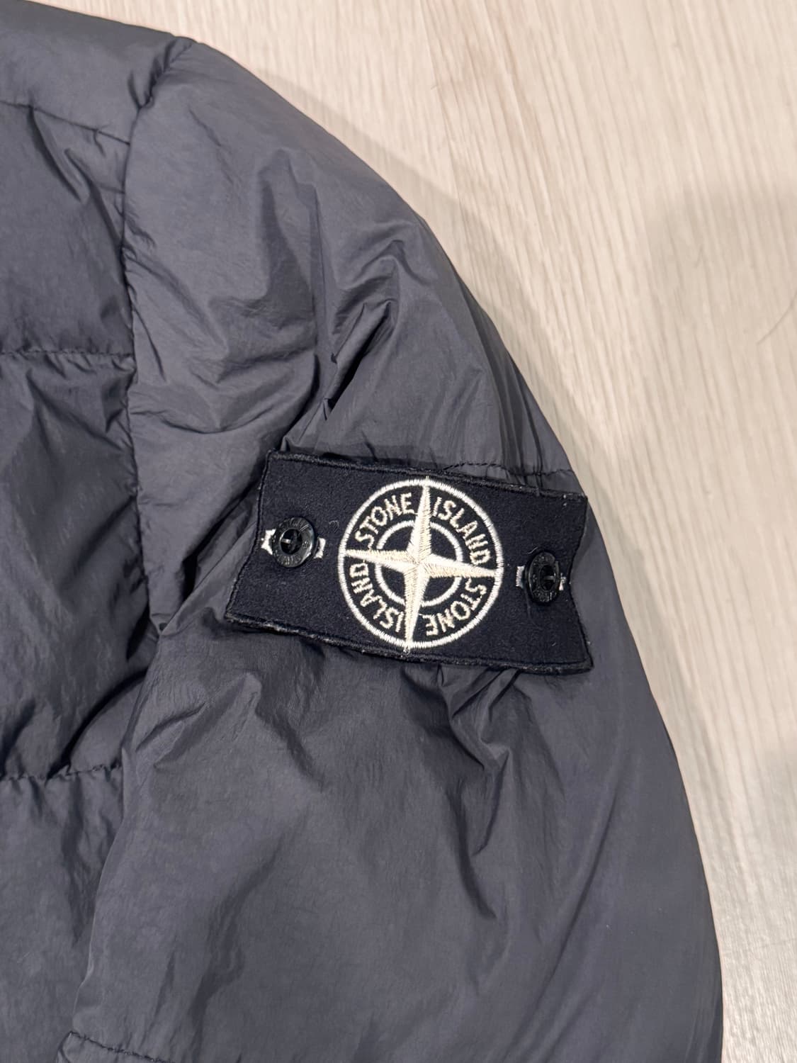 (XL) 스톤아일랜드 화이트와펜 크링클랩스 패딩 그레이 상품이미지3