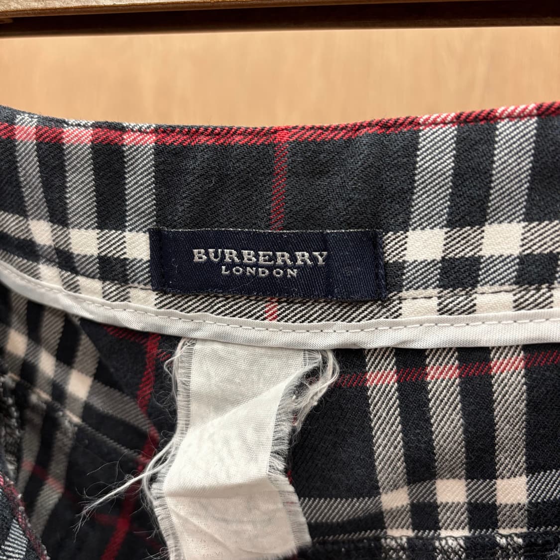 버버리 런던 노바 체크 스트레이트 팬츠 플랩 포켓 백 포켓 디테일 블랙 상품이미지6