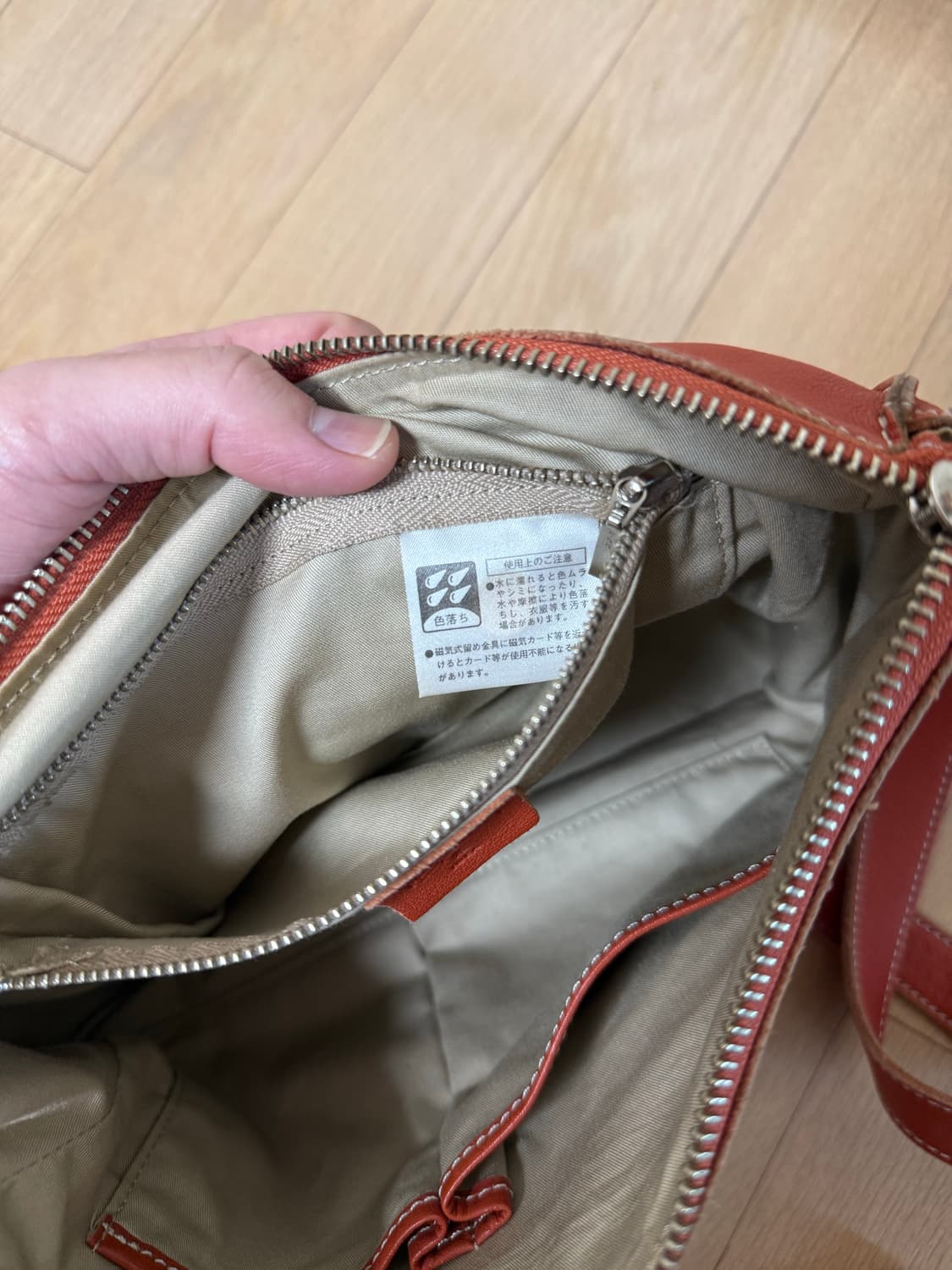 마가렛호웰 아이디어 소가죽 크로스백 상품이미지9