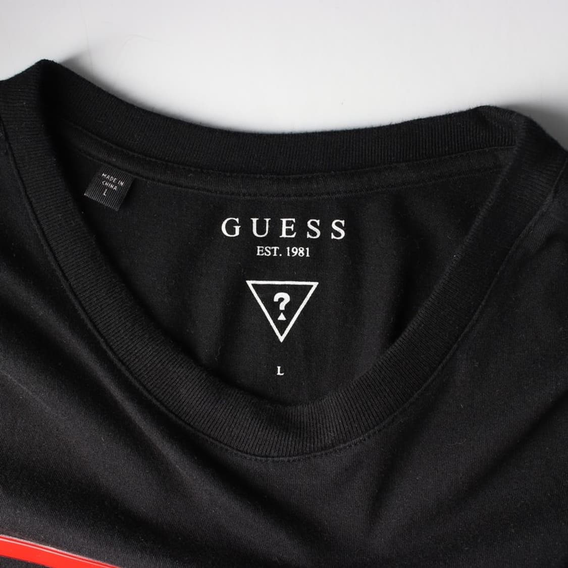 GUESS 클래식 삼각로고 블랙 반팔티 L 상품이미지5