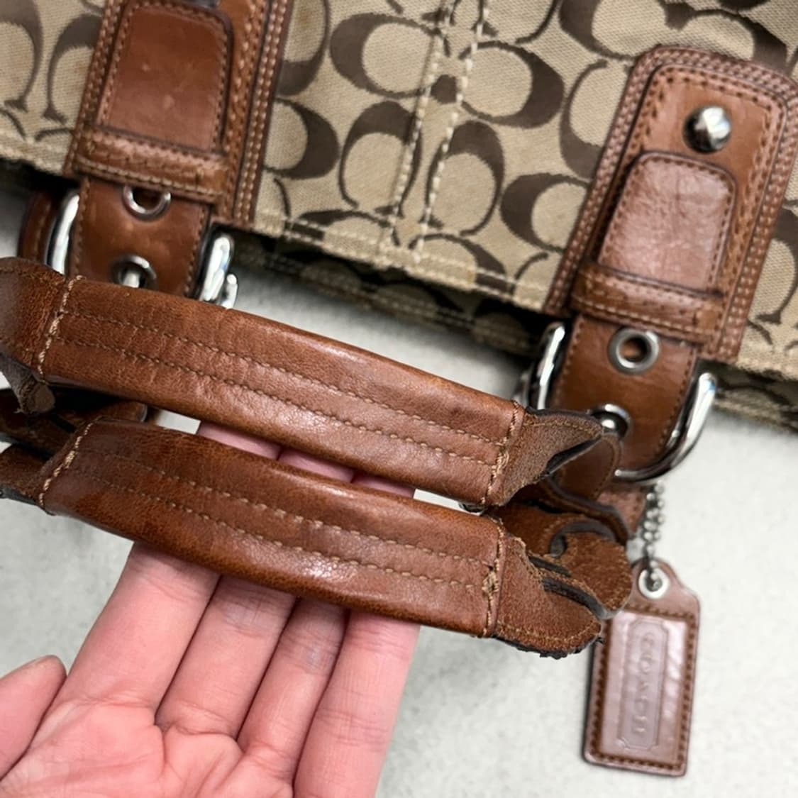 COACH 시그니처 브라운 레더 캔버스 숄더백 상품이미지3