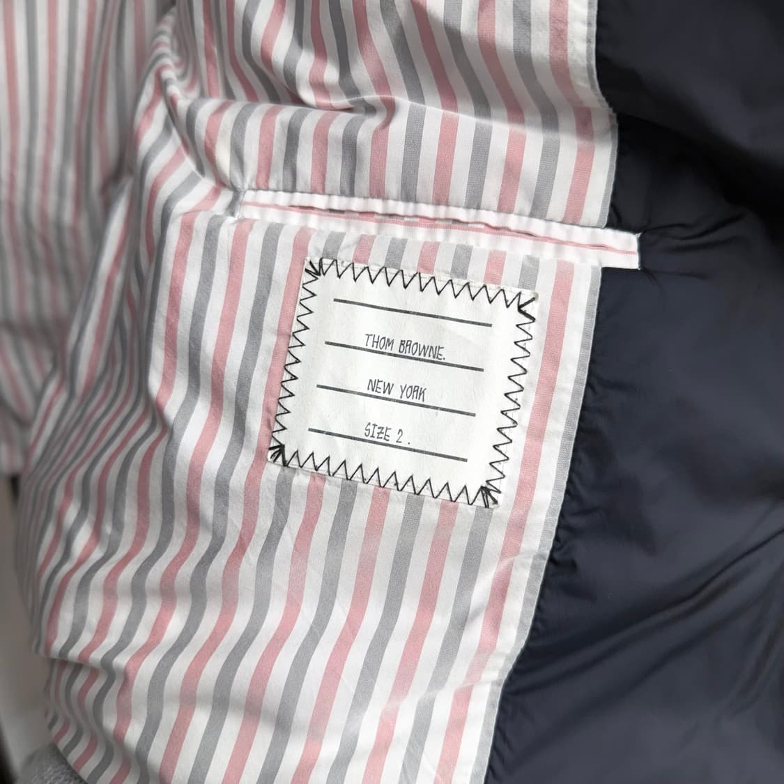 [2] 톰브라운 사선완장 금장 패딩 상품이미지4