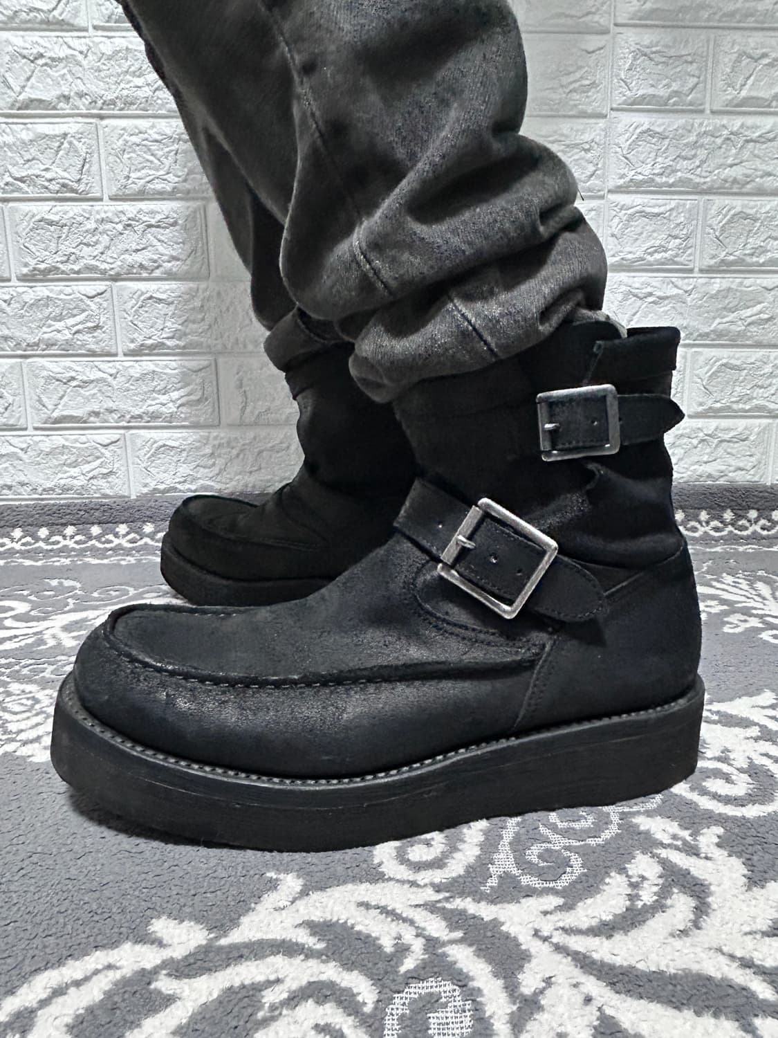 어태치먼트 스웨이드 더블 스트랩 부츠 상품이미지1