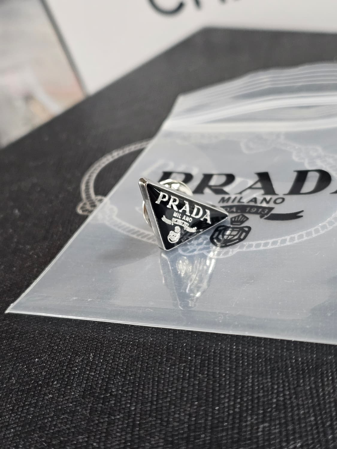 빈티지 프라다 유광 블랙 브로치 침형 상품이미지4