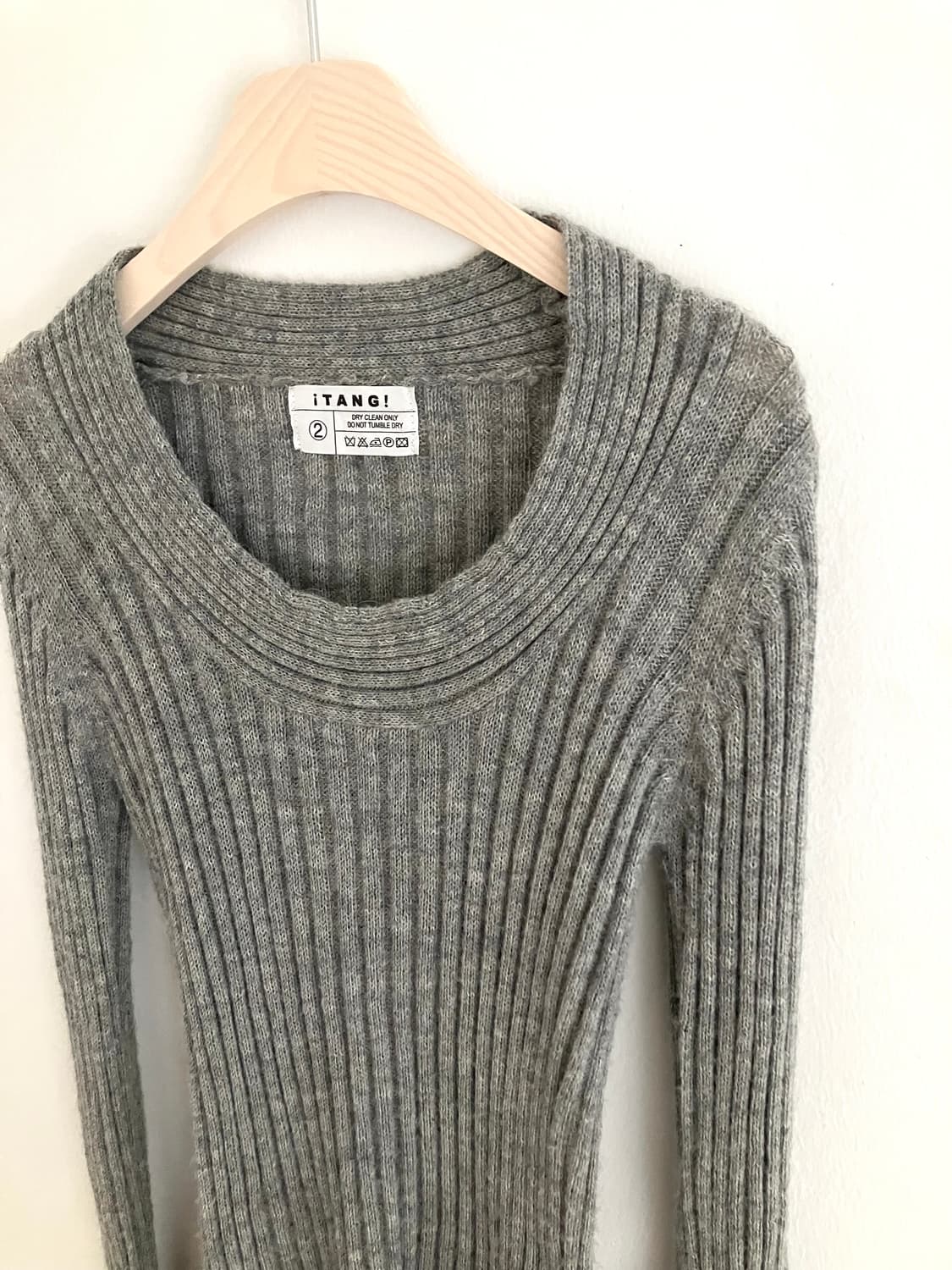 그레이 유니크 넥 슬림 니트 상품이미지3