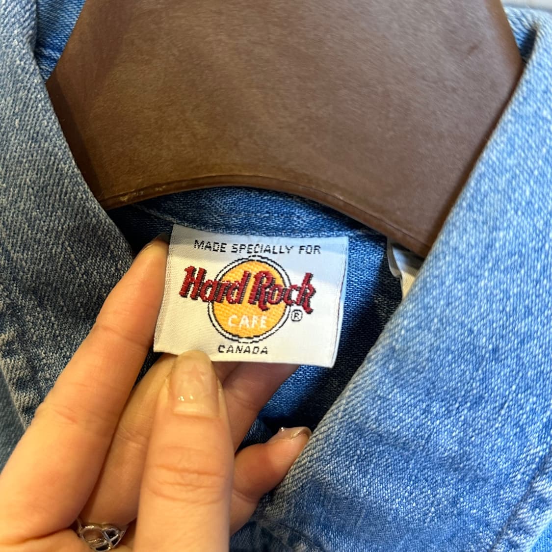 하드락카페 데님 긴팔셔츠 레터링 로고 자수 원포켓 디테일 중청 상품이미지6
