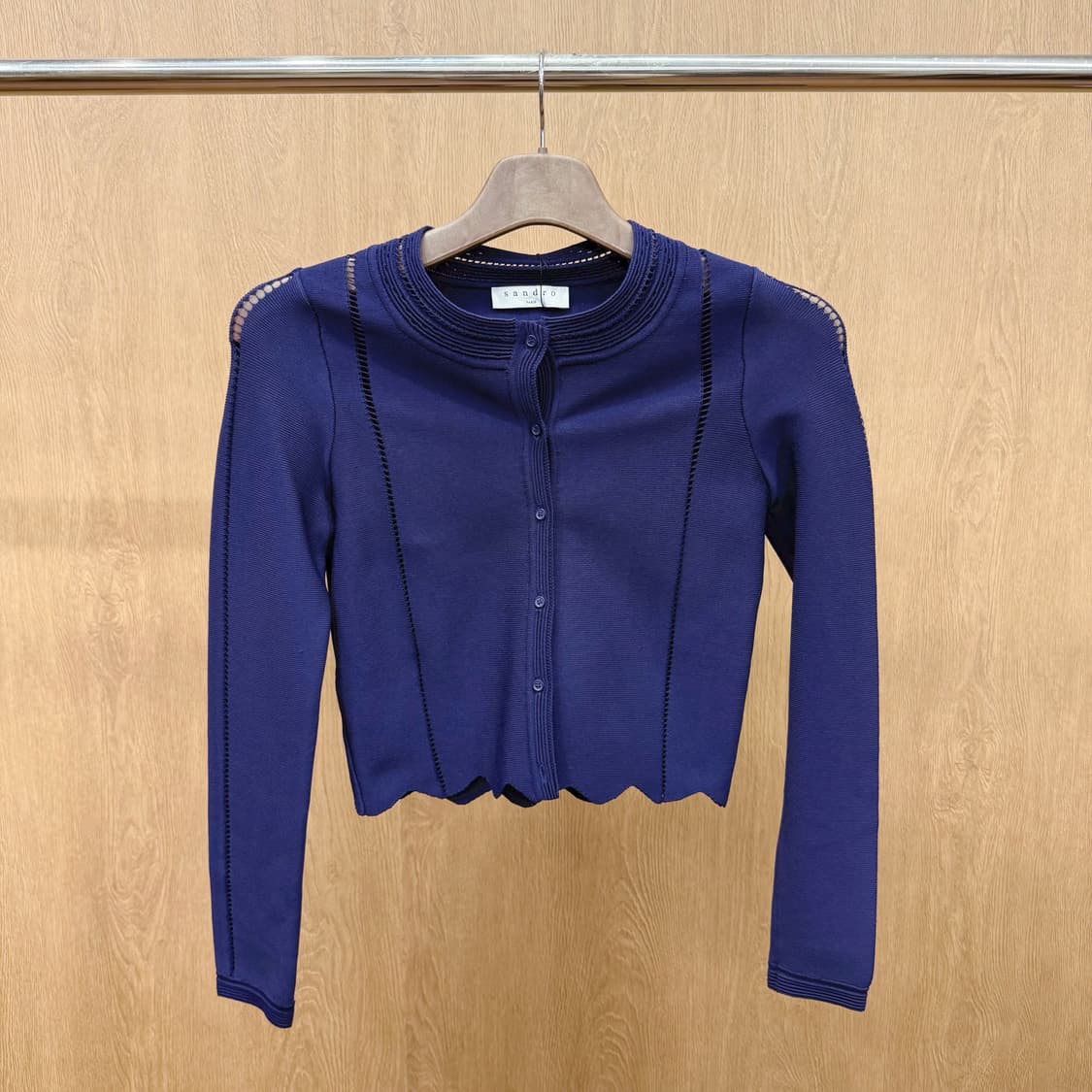 산드로 크롭 라운드넥 니트 가디건 펀칭 디테일 슬림핏 네이비 상품이미지2