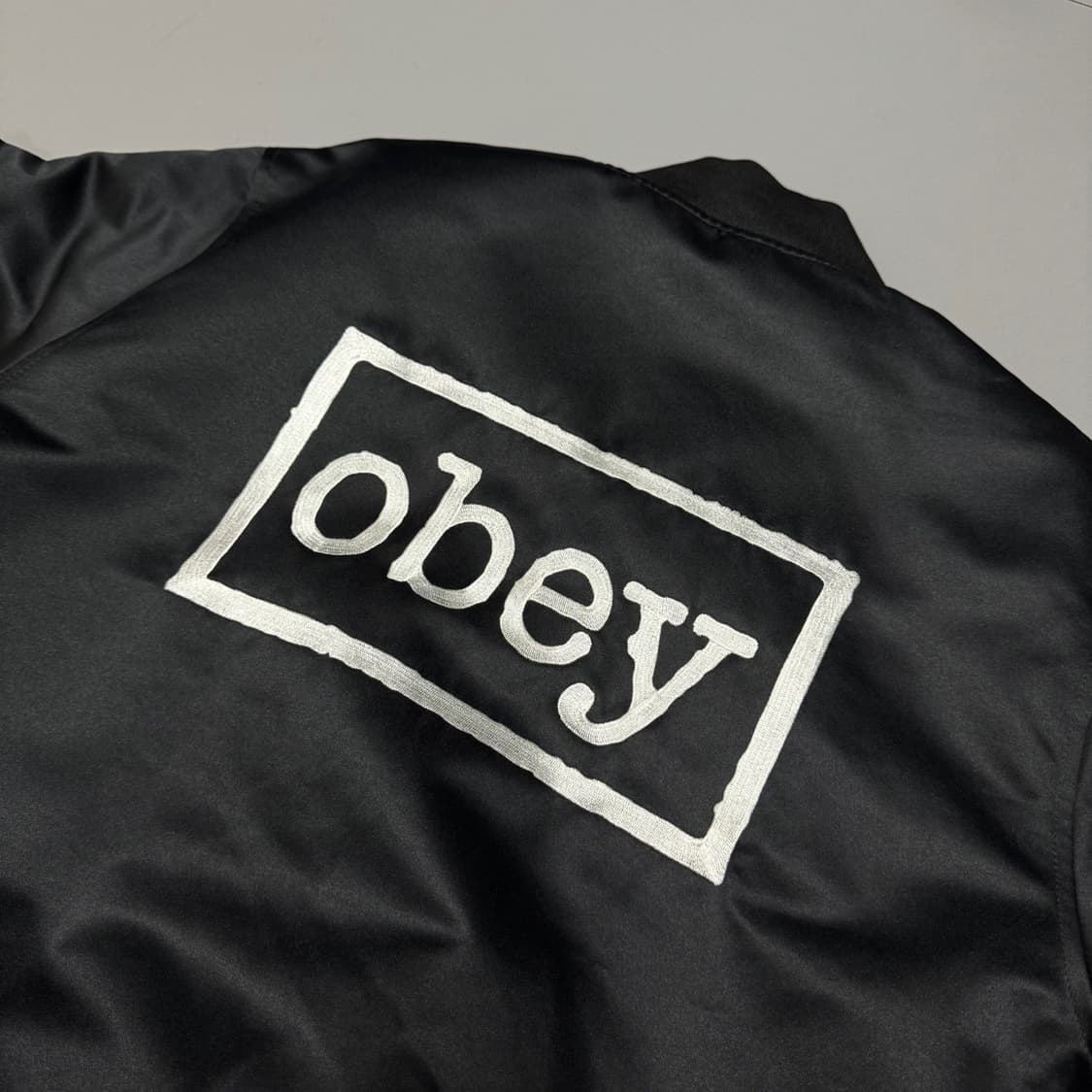 오베이(OBEY) 블랙컬러 양면 박스 로고 집업 스타디움 자켓 상품이미지5