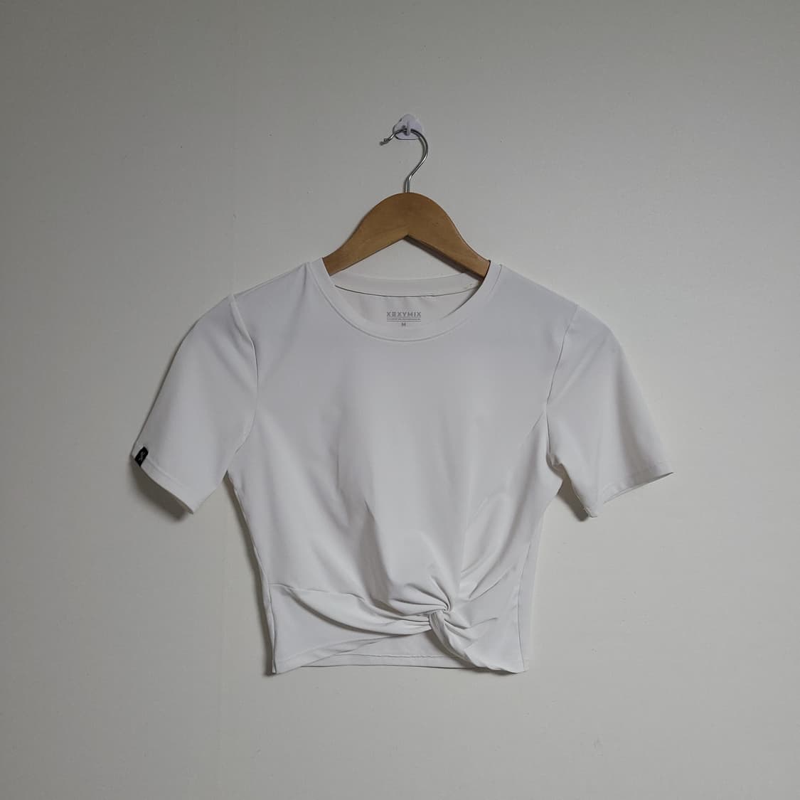(M) XEXYMIX 젝시믹스 화이트 매듭 크롭 기능성 반팔티 상품이미지1