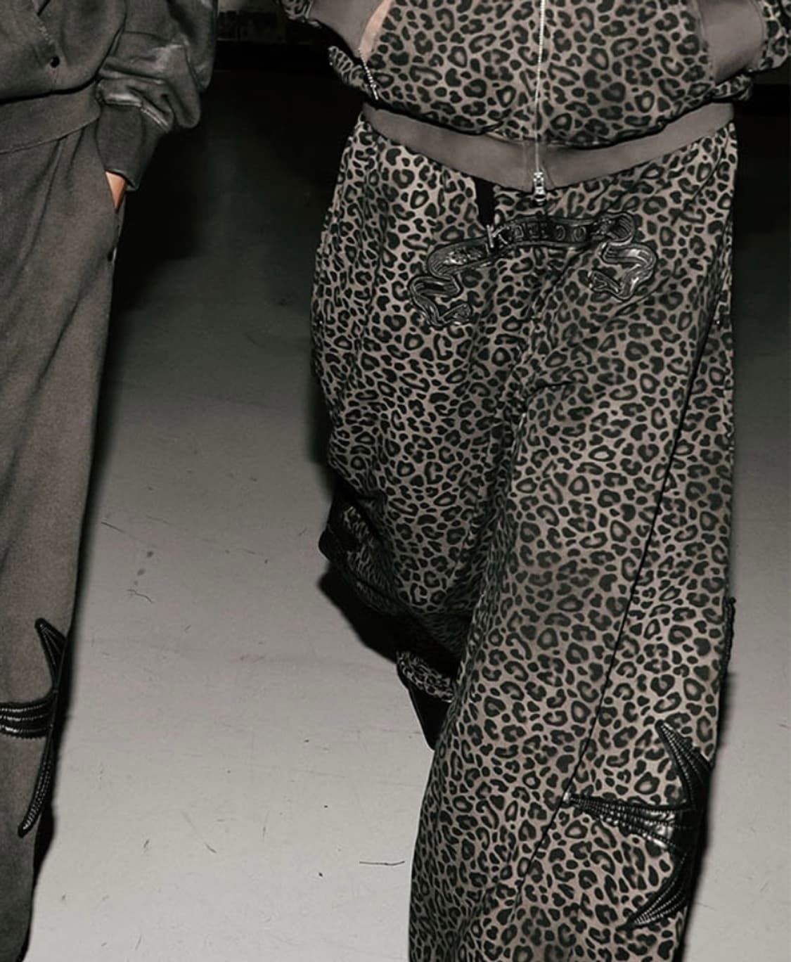 배드블러드 코스모 패치 레오파드 스웻팬츠 커브드 조거팬츠 상품이미지3