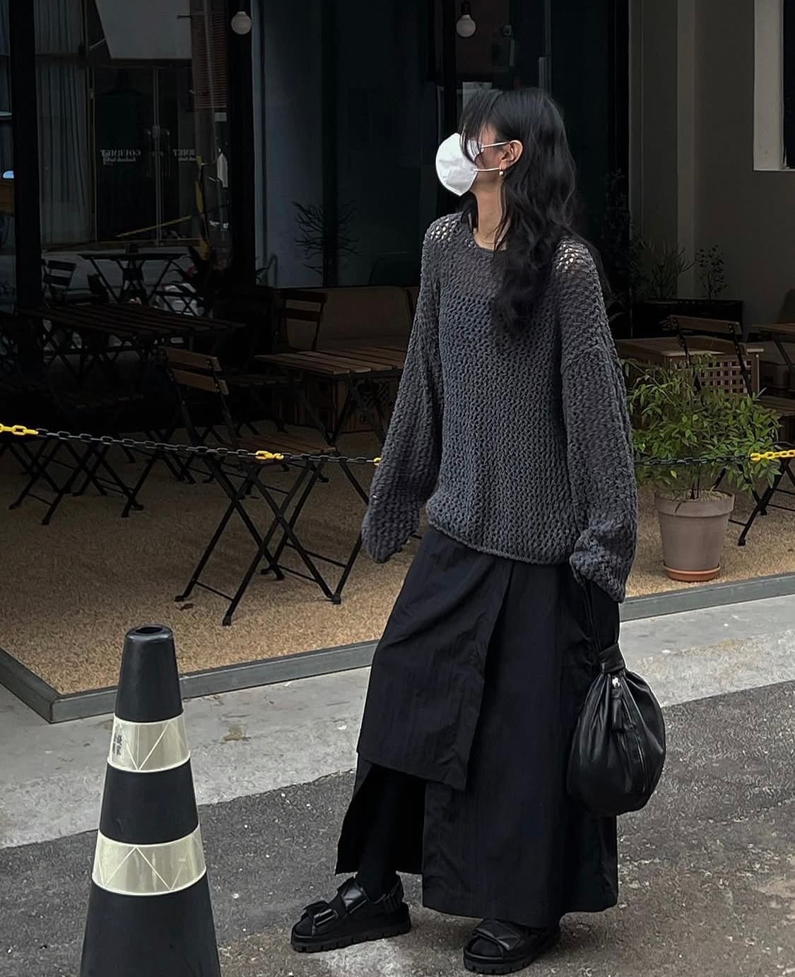 트리밍버드 펀칭 니트 차콜 상품이미지1