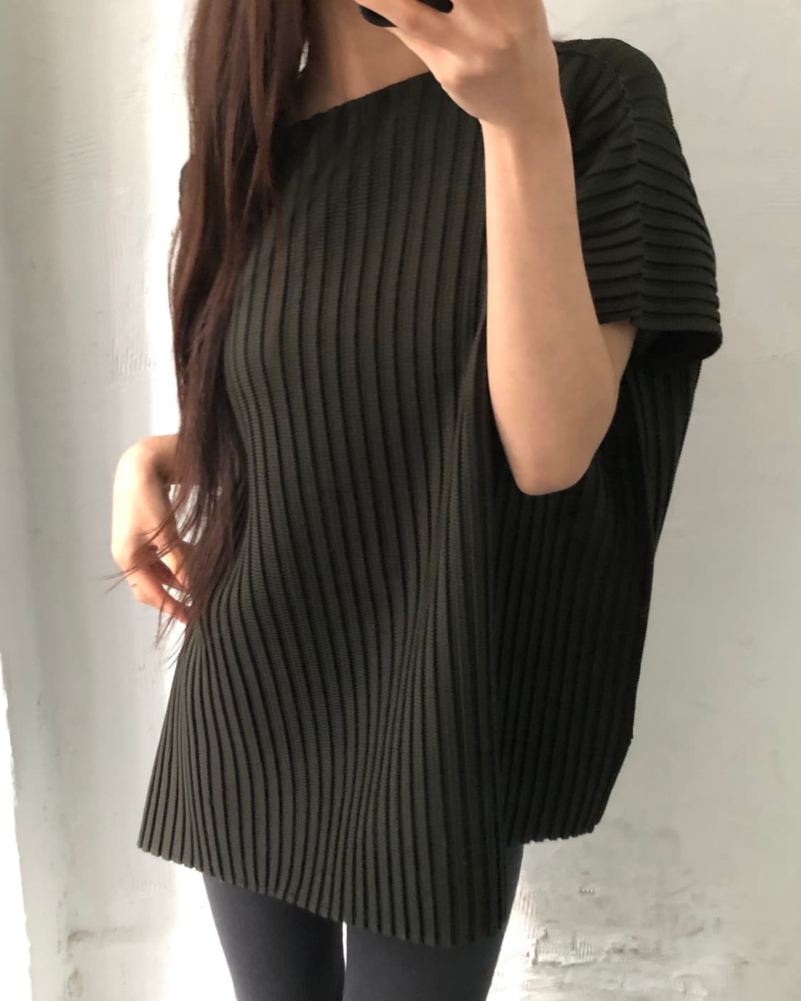 Issey Miyake me 이세이미야케 딥카키 보트넥 플리츠 티셔츠 상품이미지1