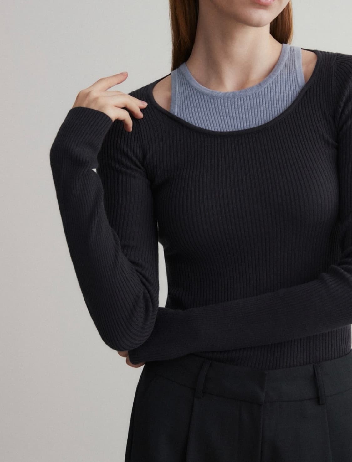 수아레 우먼 컷아웃 니트 블루 새상품 상품이미지1