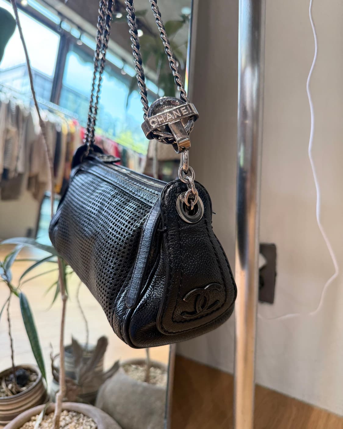 샤넬 블랙 05 퍼포레이티드 캐비어 스킨 퓰리 숄더백 상품이미지2