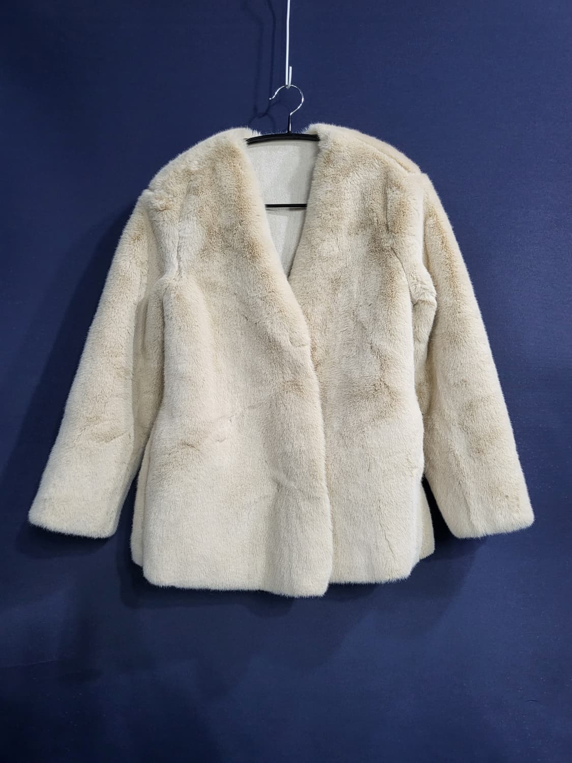 kiss thehead 페이크퍼 세미오버핏 자켓 상품이미지1