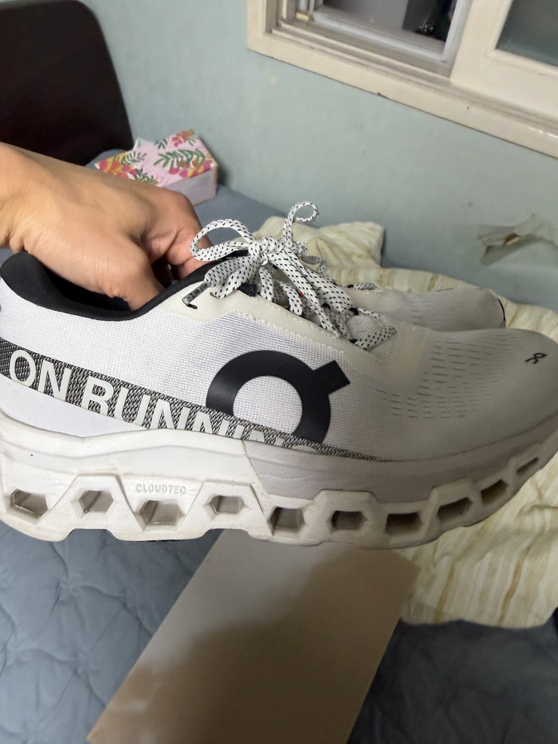 온러닝 클라우드몬스터2 270사이즈 판매(상태좋음) 상품이미지5