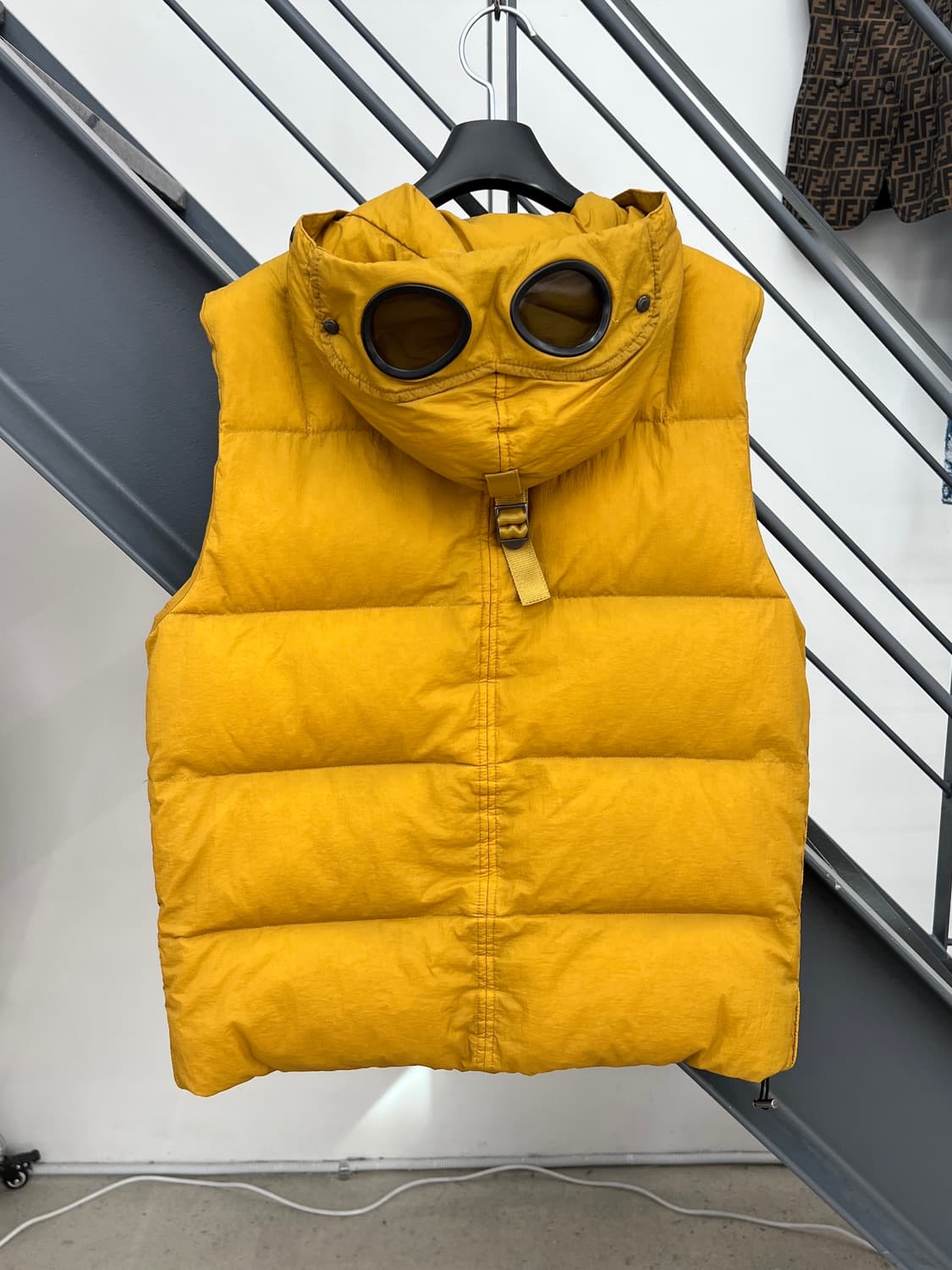 CP컴퍼니 옐로우 고글 패딩 베스트 상품이미지4