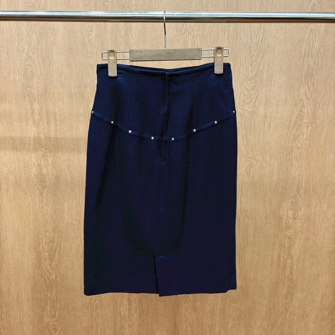 꾸레쥬 미디 스커트 절개 스터드 장식 백 슬릿 디테일 H라인 네이비 상품이미지3