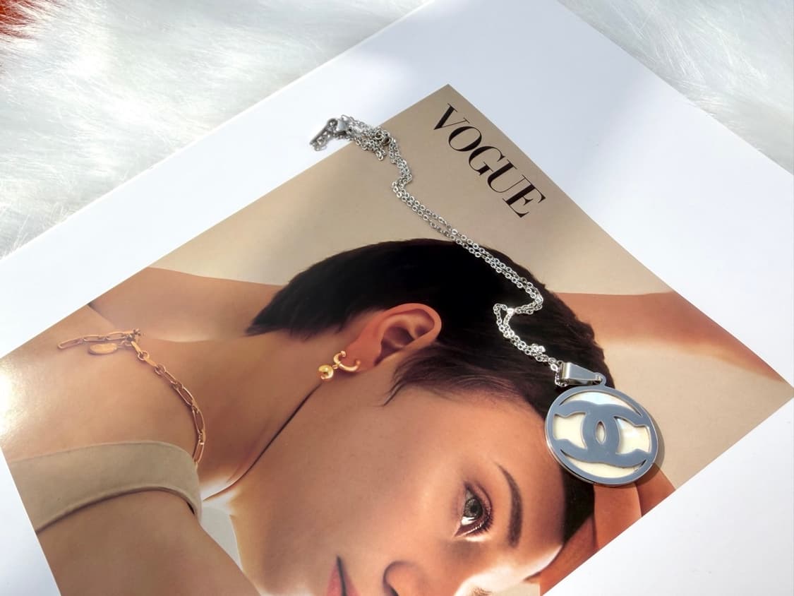 샤넬 실버 포인트 원형 로고 목걸이 상품이미지4