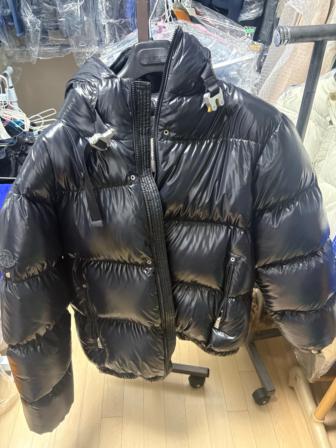 몽클레어 알릭스 알몬디 쇼트 다운 자켓 샤이니 블랙 상품이미지2