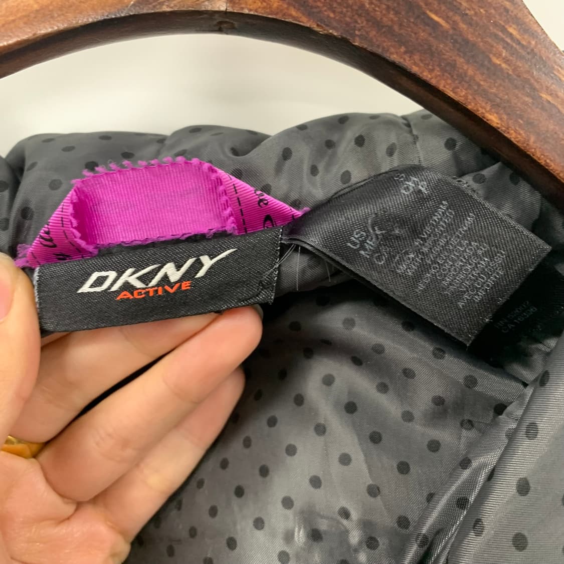DKNY 블랙 울프죠 패딩 자켓 상품이미지5