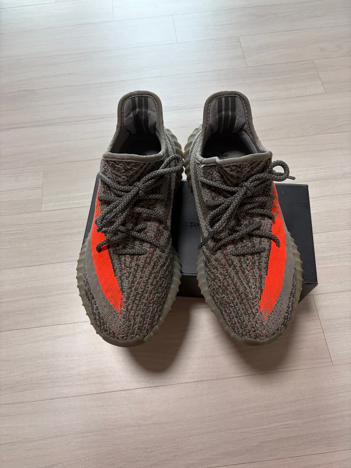 이지부스트 350 V2 벨루가 상품이미지1