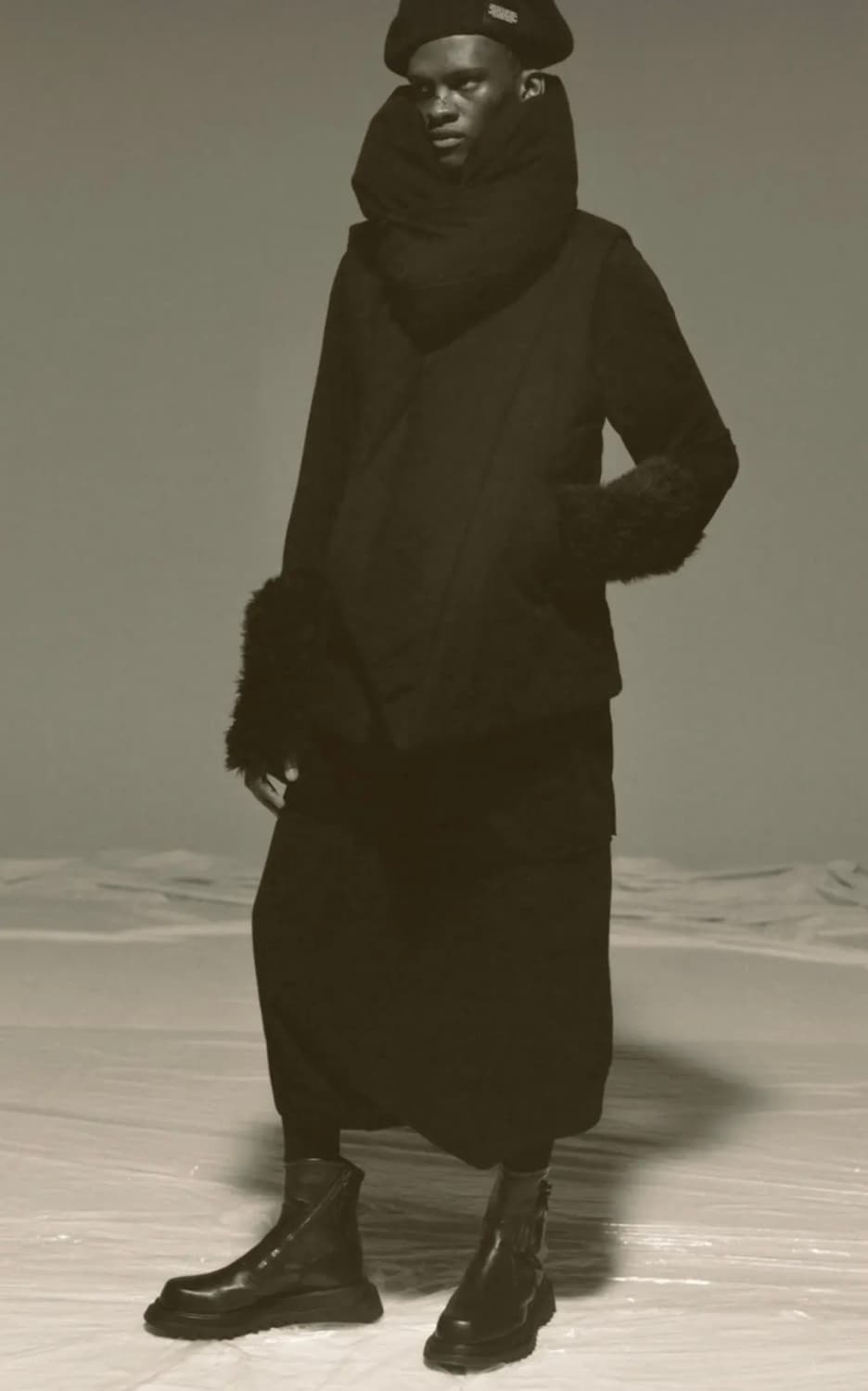 Julius pre-ss 24 페이크 퍼 건틀렛 상품이미지1