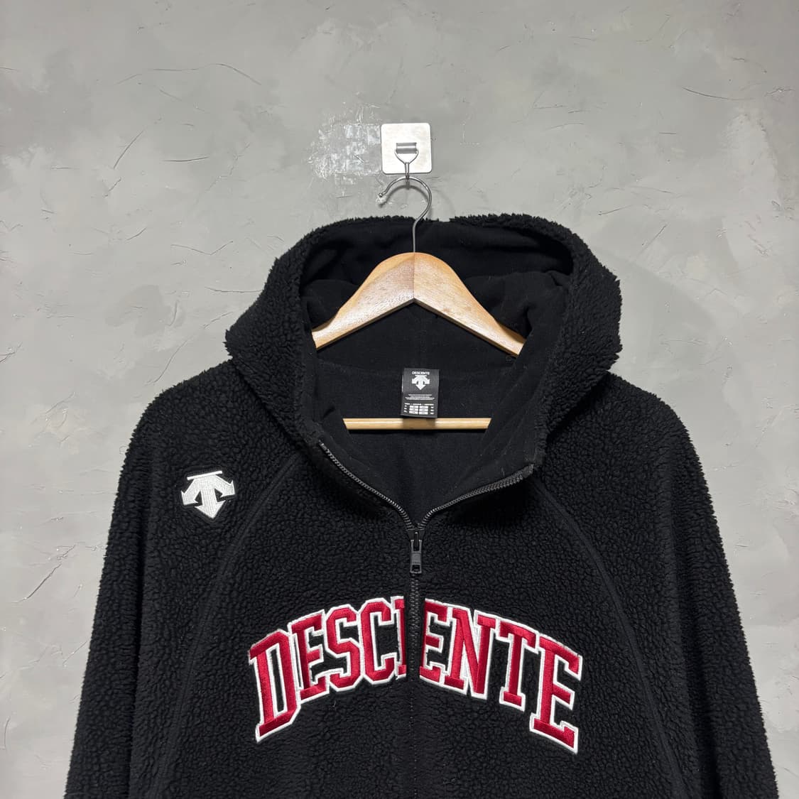 데상트 빅로고 후드 플리스 자켓 상품이미지2