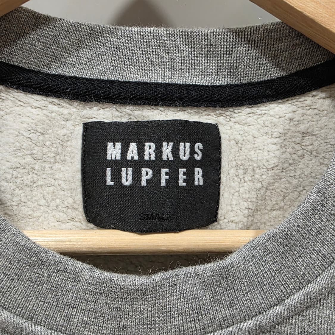 마커스루퍼 립 로고 맨투맨 상품이미지3