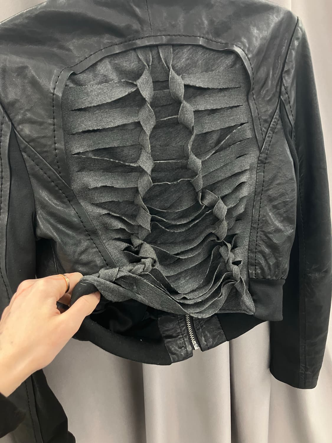 백 패널 트위스트 컷아웃 레더 자켓 상품이미지1