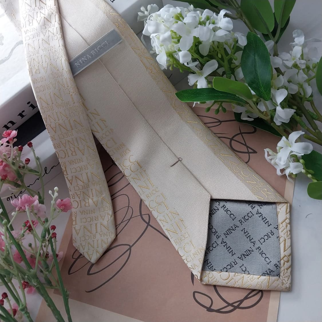 니나리치 실크 아이보리 로고 자수 넥타이 9.1cm A+등급 K1442
 상품이미지5