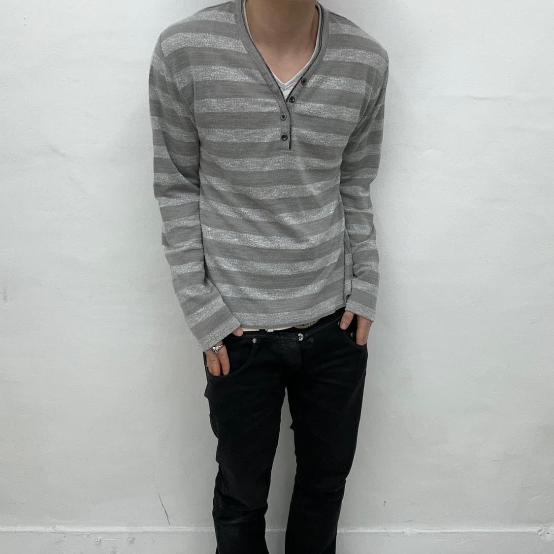 Grey stripe v-neck sleeve 상품이미지1