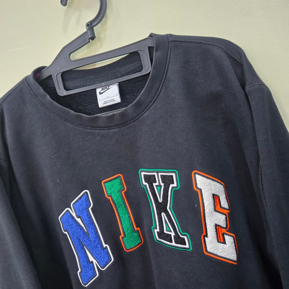 [L] NIKE 컬러 레터링 스웻셔츠 (블랙) 상품이미지2