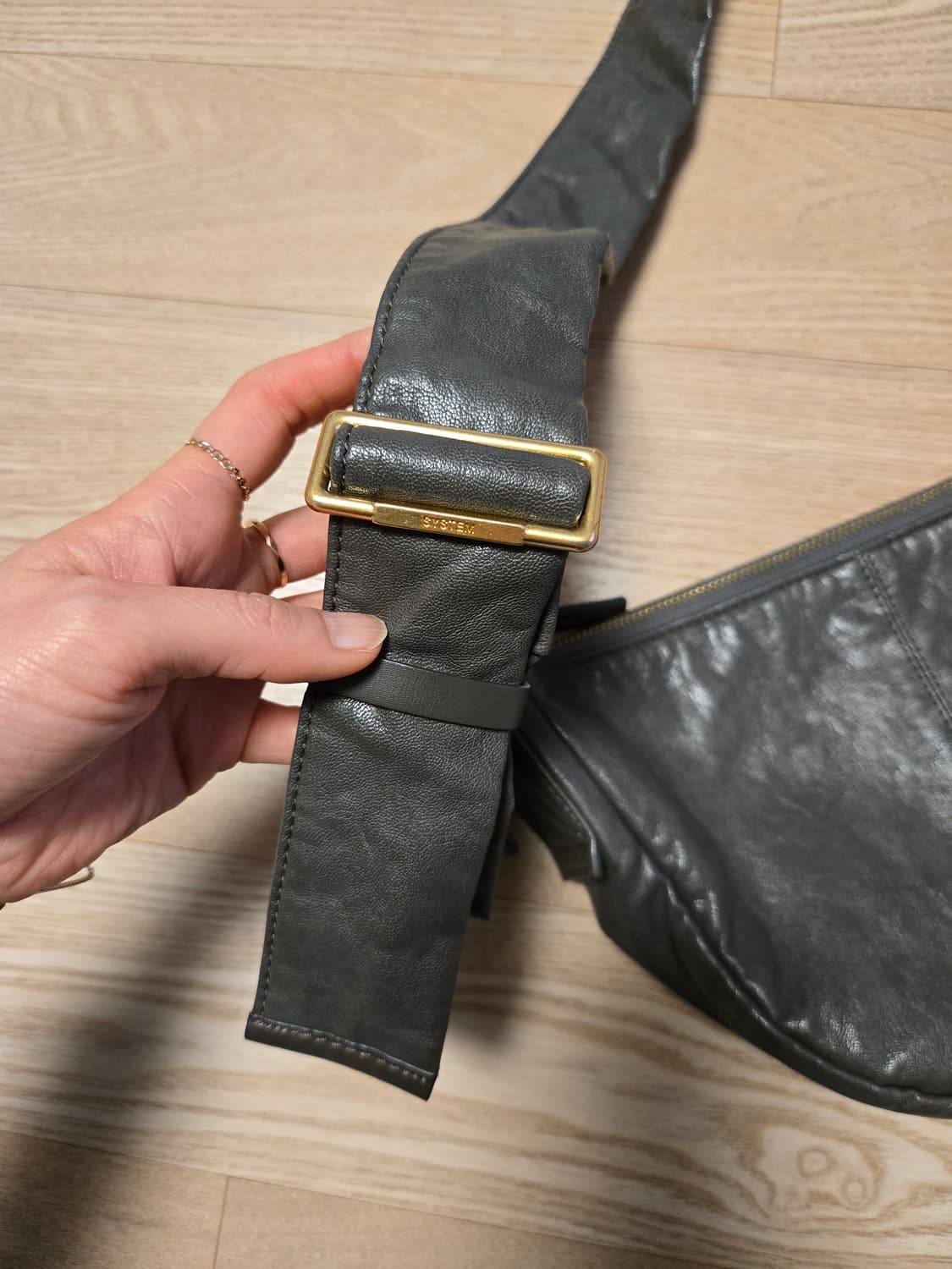 SYSTEM 시스템 레더 반달 크로스백 2022 상품이미지3