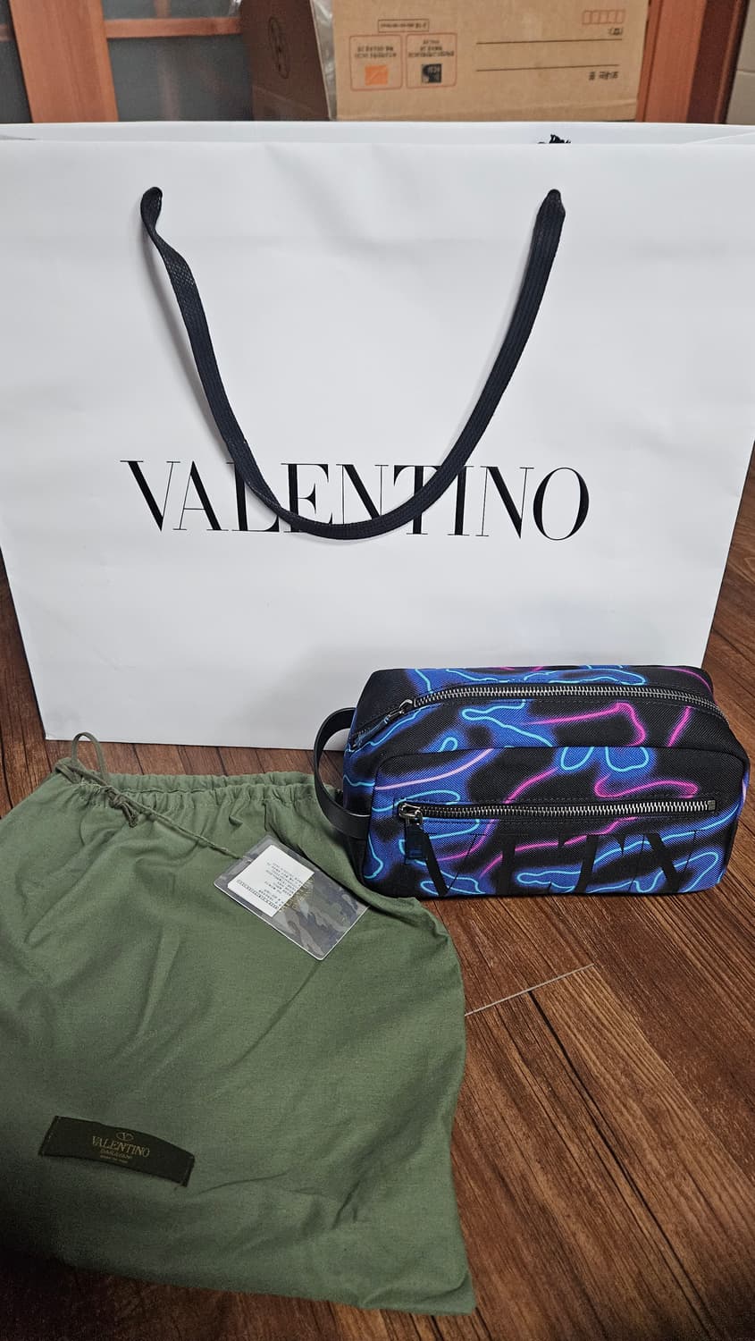 발렌티노 네온 VLTN 파우치백 가방 클러치백 상품이미지1