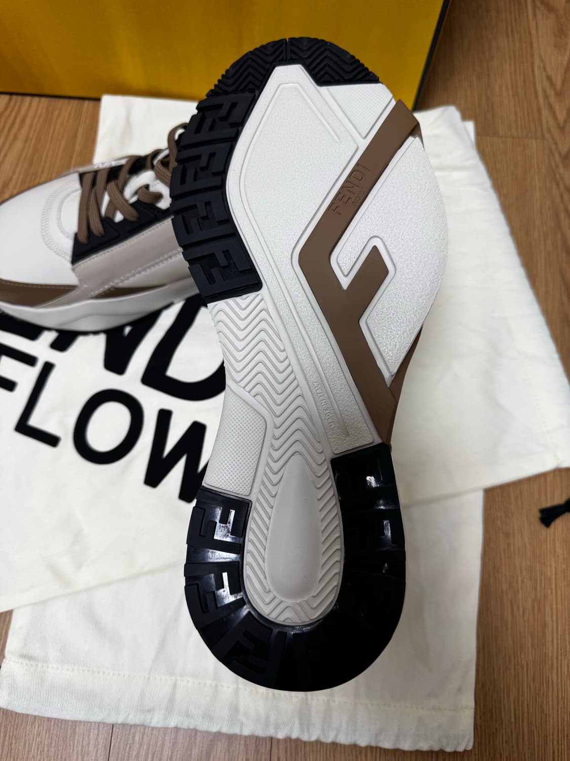 [새상품] 펜디 플로우 스니커즈 UK8.5 (275) 상품이미지4