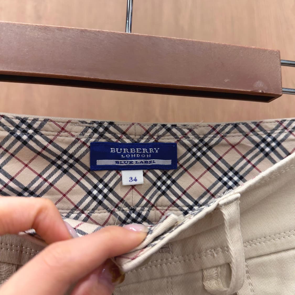 버버리 블루 라벨 코튼 팬츠 클래식 체크 안감 더블 버튼 디테일 베이지 상품이미지7