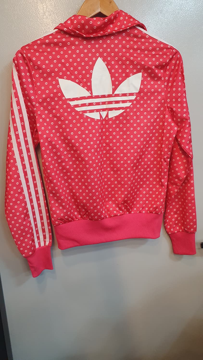 아디다스 핑크색 트랙탑 판매합니다. 독특한 입술 패턴이 매력적인 제품입니 상품이미지5