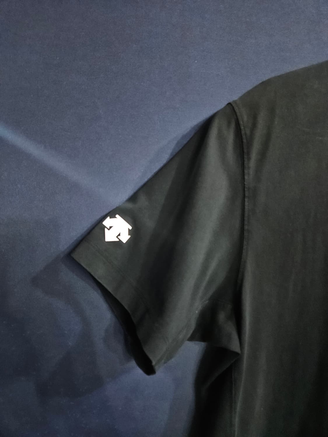 데상트 블랙 남성 105 반팔티  상품이미지5