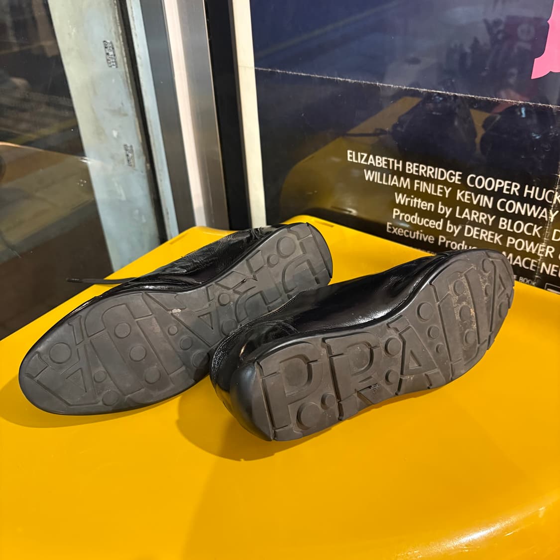 프라다 블랙 에나멜 레더 스니커즈 상품이미지3